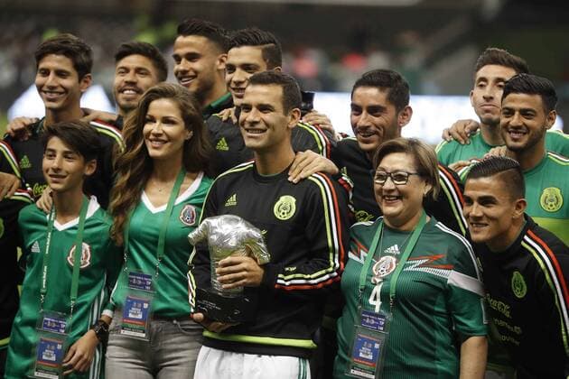 Bilder des Tages - SPORT March 24, 2017 - Mexico - EUM20170324DEP06.JPG.CIUDAD DE MEXICO SoccerFutbol-Seleccion.- Homenaje al defensa de la Seleccion mexicana, Rafael Marquez, durante el encuentro eliminatorio ante la escuadra de Costa Rica, Estadio Azteca, 24 de marzo de 2017. Foto: Agencia EL UNIVERSALLuis CortesJMA. Latin Sports - March 24, 2017  - ZUMAu78_ 20170324_zaf_u78_096 Copyright: xElxUniversalx
