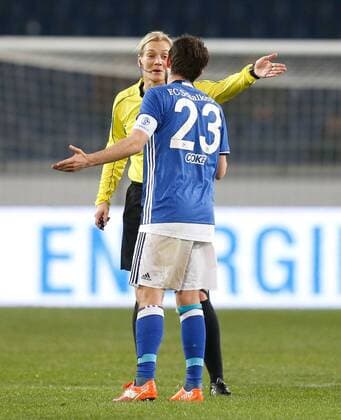 23.03.2017, Fussball GER, Gazprom Benefizspiel, PROjekt Bolzplatz, Hannover 96 - FC Schalke 04 3:1, Schiedsrichterin Bibiana Steinhaus diskutiert mit Coke (Schalke 04)