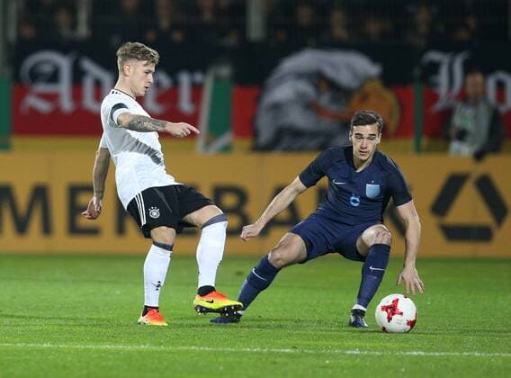 24.03.2017, Fussball U21 U 21 Laenderspiel 2017, Deutschland - England 1:0, Max Meyer (Deutschland), li., gegen Harry Winks (England)