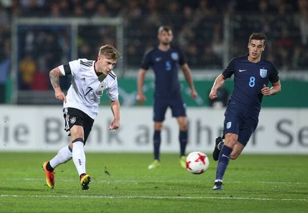 24.03.2017, Fussball U21 U 21 Laenderspiel 2017, Deutschland - England 1:0, Max Meyer (Deutschland), li., gegen Harry Winks (England)