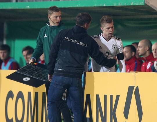 24.03.2017, Fussball U21 U 21 Laenderspiel 2017, Deutschland - England 1:0, Mitchell Weiser (Deutschland) scheidet verletzt aus, links Trainer Stefan Kuntz (Deutschland)