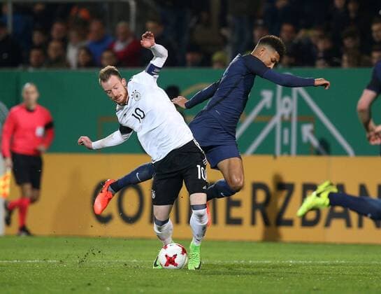 24.03.2017, Fussball U21 U 21 Laenderspiel 2017, Deutschland - England 1:0, Maximilian Arnold (Deutschland), li., gegen Mason Holgate (England)