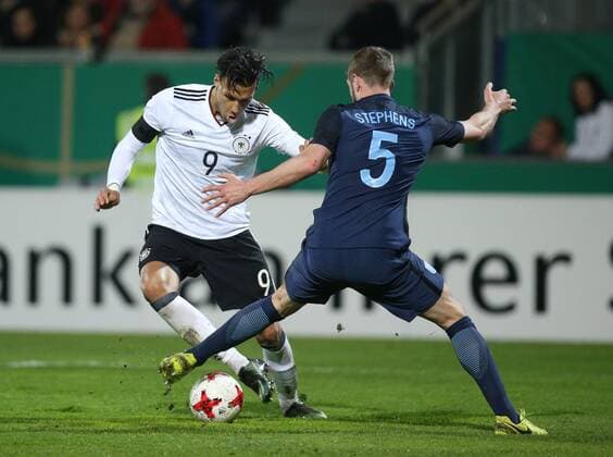 24.03.2017, Fussball U21 U 21 Laenderspiel 2017, Deutschland - England 1:0, Davie Selke (Deutschland), li., gegen Jack Stephens (England)