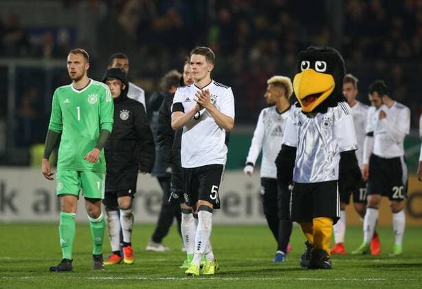24.03.2017, Fussball U21 U 21 Laenderspiel 2017, Deutschland - England 1:0, Matthias Ginter (Deutschland), mi., links Torwart Marvin Schwaebe (Deutschland)