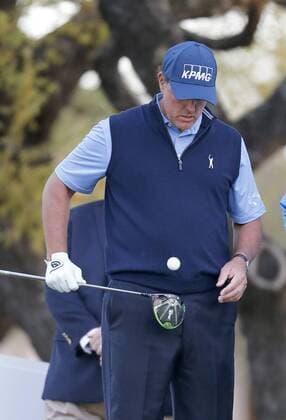 Phil Mickelson of the United States waits to tee off on the first hole during the fourth day of the PGA Golf Herren Dell Match Play golf tournament at the Country Club in Austin, Texas, United States, 25 March 2017. The World Championship WM Weltmeisterschaft that will end next 26 March offers a prize of 9,750,000 dollars. DELL MATCH PLAY GOLF TOURNAMENT IN AUSTIN, TEXAS !ACHTUNG: NUR REDAKTIONELLE NUTZUNG!  Copyright: xChrisxCovattax TEX001 20170325-636260646961170027