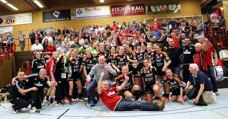 2. Handball - Bundesliga Damen - Saison 2016-2017 - Kurpfalzbären Ketsch vs HSG Bensheim - 25.03.2017 - Ketsch v. l. Das Team der Flames, der Aufsteiger in die erste Handball-Bundesliga jubelnd vor den Fans in Ketsch Aktion, Zweikampf -