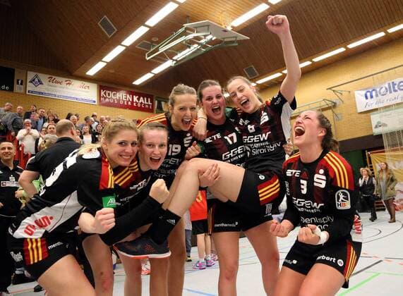 Bilder des Tages - SPORT 2. Handball - Bundesliga Damen - Saison 2016-2017 - Kurpfalzbären Ketsch vs HSG Bensheim - 25.03.2017 - Ketsch v. l. Ausgelassener Jubel bei den Flames mit Larissa Platen, Julia Maidhof, Alexandra Tinti, Lisa Friedberger, Vildana Haliovic und Anja Ernsberger Aktion, Zweikampf -