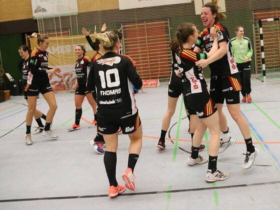 2. Handball - Bundesliga Damen - Saison 2016-2017 - Kurpfalzbären Ketsch vs HSG Bensheim - 25.03.2017 - Ketsch v. l. Unbändiger Bensheimer Jubel, rechts Julia Maidhof und Sarah van Gulik Aktion, Zweikampf -