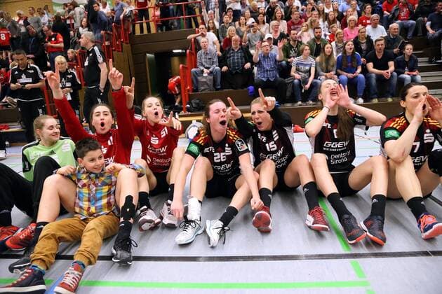 2. Handball - Bundesliga Damen - Saison 2016-2017 - Kurpfalzbären Ketsch vs HSG Bensheim - 25.03.2017 - Ketsch v. l. Jubelnde Bensheimer Damen in Ketsch. Geschaft, die erste Liga kann kommen. Aktion, Zweikampf -