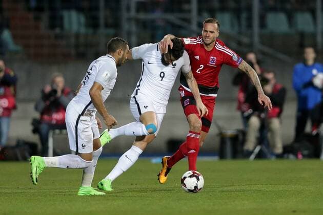 Maxime Chanot (Luxemburg 2) im Zweikampf mit Olivier Giroud (Frankreich 9) Fussball WM-Qualifikation 2018, World Cup Qualifiers, Russia 2018 25.03.2017 Luxemburg - Frankreich (Luxembourg vs France) Stade Josy Barthel, Luxemburg 