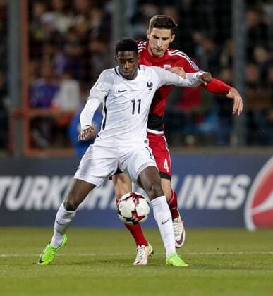 Ousmane Dembele (Frankreich 11) im Zweikampf mit Kevin Malget (Luxemburg 4) Fussball WM-Qualifikation 2018, World Cup Qualifiers, Russia 2018 25.03.2017 Luxemburg - Frankreich (Luxembourg vs France) Stade Josy Barthel, Luxemburg 