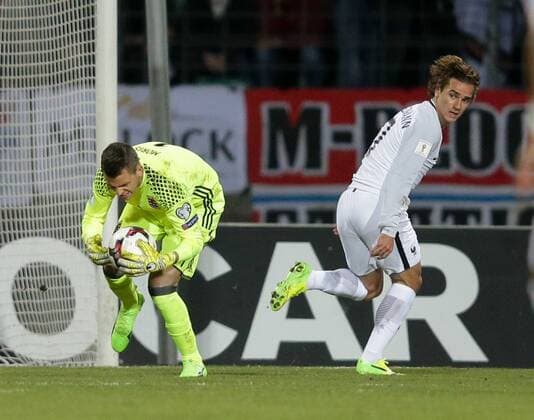Anthony Moris (Torwart Luxemburg 1) verletzt sich nach dieser Rettungstat gegen Antoine Griezmann (Frankreich 7) Fussball WM-Qualifikation 2018, World Cup Qualifiers, Russia 2018 25.03.2017 Luxemburg - Frankreich (Luxembourg vs France) Stade Josy Barthel, Luxemburg 