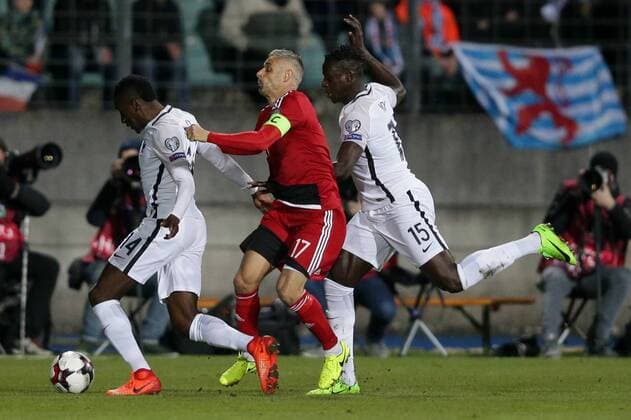 Mario Mutsch (Luxemburg 17) im Zweikampf mit Blaise Matuidi (Frankreich 14) und Benjamin Mendy (Frankreich 15) Fussball WM-Qualifikation 2018, World Cup Qualifiers, Russia 2018 25.03.2017 Luxemburg - Frankreich (Luxembourg vs France) Stade Josy Barthel, Luxemburg 