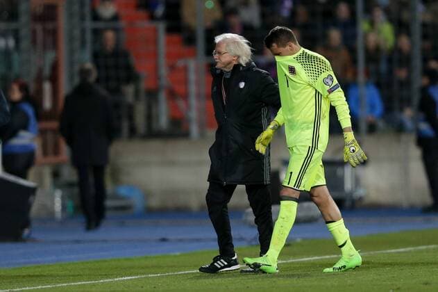 Anthony Moris (Torwart Luxemburg 1) ist enttaeuscht, frustriert, Entaeuschung, Frust, Emotionen nach verletzungsbedingter Auswechslung Fussball WM-Qualifikation 2018, World Cup Qualifiers, Russia 2018 25.03.2017 Luxemburg - Frankreich (Luxembourg vs France) Stade Josy Barthel, Luxemburg 