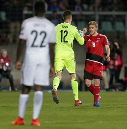 Laurent Jans (Luxemburg 18) klatscht mit dem eingewechselten Ralph Schon (Torwart Luxemburg 12) ab Fussball WM-Qualifikation 2018, World Cup Qualifiers, Russia 2018 25.03.2017 Luxemburg - Frankreich (Luxembourg vs France) Stade Josy Barthel, Luxemburg 