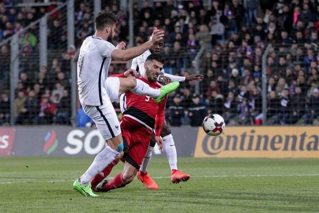 Nach diesem Foul von Blaise Matuidi (Frankreich 14) an Daniel da Mota (Luxemburg 9) gab es Elfmeter - links Olivier Giroud (Frankreich 9) Fussball WM-Qualifikation 2018, World Cup Qualifiers, Russia 2018 25.03.2017 Luxemburg - Frankreich (Luxembourg vs France) Stade Josy Barthel, Luxemburg 