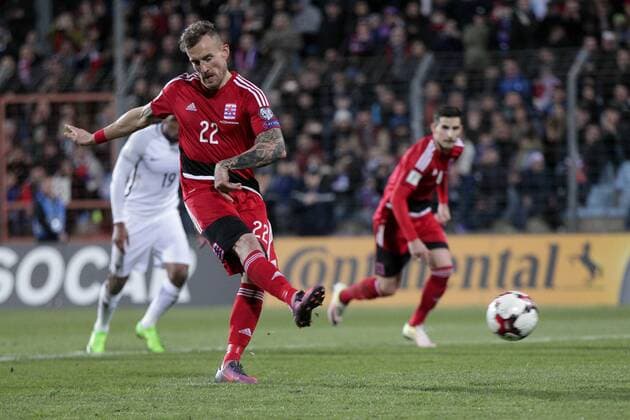 Aurelien Joachim (Luxemburg 22) trifft vom Elfmeterpunkt zum 1:1-Ausgleich Fussball WM-Qualifikation 2018, World Cup Qualifiers, Russia 2018 25.03.2017 Luxemburg - Frankreich (Luxembourg vs France) Stade Josy Barthel, Luxemburg 