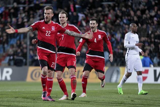 Aurelien Joachim (Luxemburg 22) jubelt, freut sich, Jubel, Freude nach seinem Treffer zum 1:1 - im Hintergrund Lars Gerson (Luxemburg 7) und Kevin Malget (Luxemburg 4) Fussball WM-Qualifikation 2018, World Cup Qualifiers, Russia 2018 25.03.2017 Luxemburg - Frankreich (Luxembourg vs France) Stade Josy Barthel, Luxemburg 