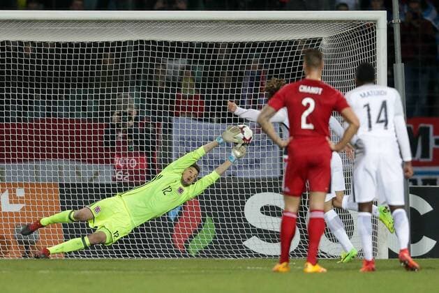 Ralph Schon (Torwart Luxemburg 12) kann den Elfmeter von Antoine Griezmann (Frankreich 7) nur knapp nicht halten Fussball WM-Qualifikation 2018, World Cup Qualifiers, Russia 2018 25.03.2017 Luxemburg - Frankreich (Luxembourg vs France) Stade Josy Barthel, Luxemburg 