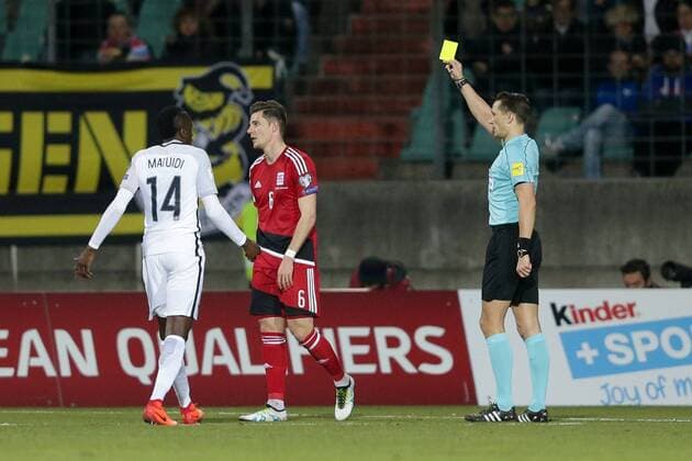 Chris Philipps (Luxemburg 6) sieht die gelbe Karte von Schiedsrichter Andris Treimanis (Lettland) und ist damit fuer das naechste Spiel gesperrt Fussball WM-Qualifikation 2018, World Cup Qualifiers, Russia 2018 25.03.2017 Luxemburg - Frankreich (Luxembourg vs France) Stade Josy Barthel, Luxemburg 