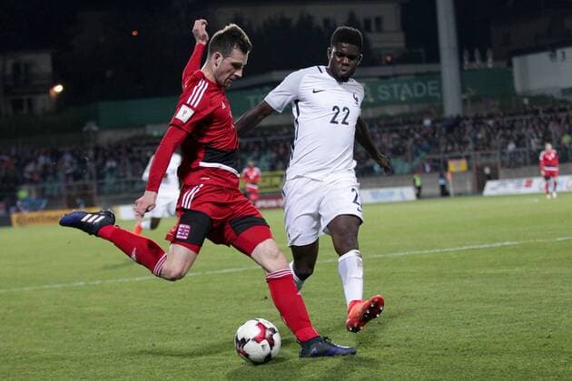 Stefano Bensi (Luxemburg 11) kommt vor Samuel Umtiti (Frankreich 22) zum Schuss Fussball WM-Qualifikation 2018, World Cup Qualifiers, Russia 2018 25.03.2017 Luxemburg - Frankreich (Luxembourg vs France) Stade Josy Barthel, Luxemburg 