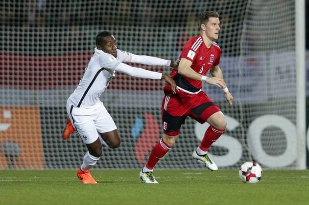 iChris Philipps (Luxemburg 6) enteilt Blaise Matuidi (Frankreich 14) Fussball WM-Qualifikation 2018, World Cup Qualifiers, Russia 2018 25.03.2017 Luxemburg - Frankreich (Luxembourg vs France) Stade Josy Barthel, Luxemburg 