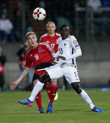 Laurent Jans (Luxemburg 18) flankt vor N Golo Kante (Frankreich 13) Fussball WM-Qualifikation 2018, World Cup Qualifiers, Russia 2018 25.03.2017 Luxemburg - Frankreich (Luxembourg vs France) Stade Josy Barthel, Luxemburg 