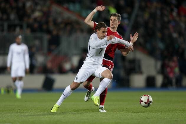 Antoine Griezmann (Frankreich 7) im Zweikampf mit Chris Philipps (Luxemburg 6) Fussball WM-Qualifikation 2018, World Cup Qualifiers, Russia 2018 25.03.2017 Luxemburg - Frankreich (Luxembourg vs France) Stade Josy Barthel, Luxemburg 
