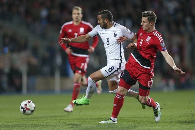 Dimitri Payet (Frankreich 8) im Zweikampf mit Chris Philipps (Luxemburg 6) Fussball WM-Qualifikation 2018, World Cup Qualifiers, Russia 2018 25.03.2017 Luxemburg - Frankreich (Luxembourg vs France) Stade Josy Barthel, Luxemburg 