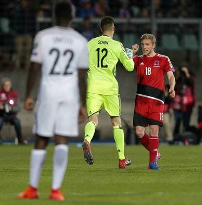 Laurent Jans (Luxemburg 18) klatscht mit dem eingewechselten Ralph Schon (Torwart Luxemburg 12) FOOTBALL : Luxembourg vs France - Coupe du monde - Qualification - Luxembourg - 25 03 2017 Imago Panoramic  imago 27760567