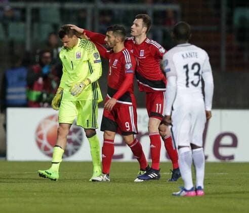Daniel da Mota (Luxemburg 9) und Stefano Bensi (Luxemburg 11) troesten den verletzten Anthony Moris (Torwart Luxemburg 1) FOOTBALL : Luxembourg vs France - Coupe du monde - Qualification - Luxembourg - 25 03 2017 Imago Panoramic  imago 27760565