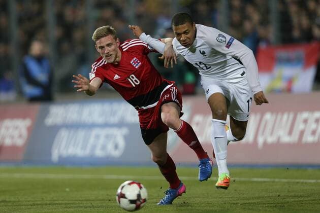 Kylian Mbappe (Frankreich 12) im Zweikampf mit Laurent Jans (Luxemburg 18) Fussball WM-Qualifikation 2018, World Cup Qualifiers, Russia 2018 25.03.2017 Luxemburg - Frankreich (Luxembourg vs France) Stade Josy Barthel, Luxemburg 