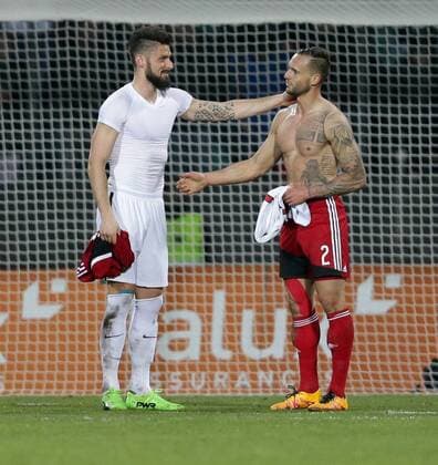 Nach Spielende tauscht Olivier Giroud (Frankreich 9) das Trikot mit Maxime Chanot (Luxemburg 2) Fussball WM-Qualifikation 2018, World Cup Qualifiers, Russia 2018 25.03.2017 Luxemburg - Frankreich (Luxembourg vs France) Stade Josy Barthel, Luxemburg 