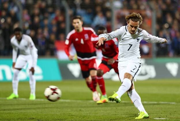(170326) -- LUXEMBOURG, March 26, 2017 -- Antoine Griezmann of France kicks the penalty during the FIFA World Cup WM Weltmeisterschaft Fussball 2018 qualifying football match between France and Luxembourg in Luxembourg, March 25, 2017. ) (SP)LUXEMBOURG-FOOTBALL-WORLD CUP-QUALIFYING GongxBing 