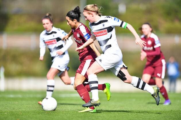 Zweikampf Sara Doorsoun (SGS Essen) (23) Julia Koj (Borussia Mönchengladbach) (2), Fussball, Allianz Frauen-Bundesliga, Borussia Mönchengladbach - SGS Essen, xmkx