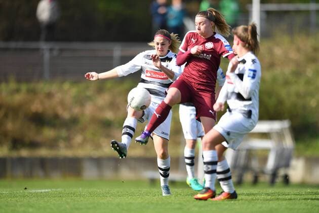 Sandra Starmanns (Borussia Mönchengladbach) (5) kann vor Kirsten Nesse (SGS Essen) (9) klären, Fussball, Allianz Frauen-Bundesliga, Borussia Mönchengladbach - SGS Essen, xmkx