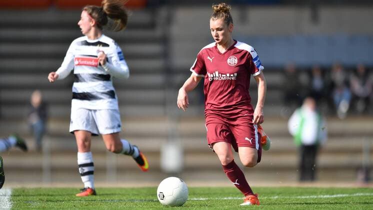 Linda Dallmann (SGS Essen) (10) mit Ball, Fussball, Allianz Frauen-Bundesliga, Borussia Mönchengladbach - SGS Essen, xmkx