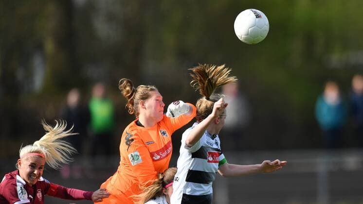 Christina Bellinghoven (Borussia Mönchengladbach) (12) klärt vor ihrer Mitspielerin Julia Koj (Borussia Mönchengladbach) (2), Fussball, Allianz Frauen-Bundesliga, Borussia Mönchengladbach - SGS Essen, xmkx