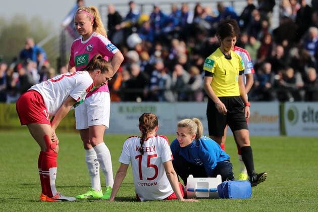 v.li.: Inka Wesely (Potsdam, 15) muss verletzt behandelt werden, Verletzung, Fussball, Allianz Frauen-Bundesliga, SC Sand - 1. FFC Turbine Potsdam, xozx