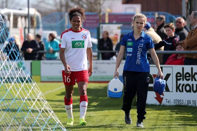 Eseosa Aigbogun (Potsdam, 16) muss vom Platz nach Verletzung, verletzt, Fussball, Allianz Frauen-Bundesliga, SC Sand - 1. FFC Turbine Potsdam, xozx