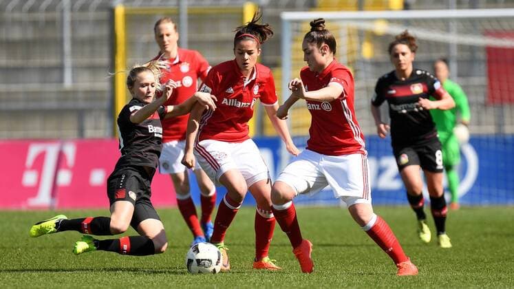 v.li.: Turid Knaak (Leverkusen, 10) Lena Lotzen (FC Bayern München, FCB, 11) Ivana Slipcevic (FC Bayern München, FCB, 44) im Zweikampf, Duell, duel, tackle, Dynamik, Action, Aktion, Fussball,Allianz Frauen-Bundesliga, FC Bayern München - Bayer 04 Leverkusen, xslx