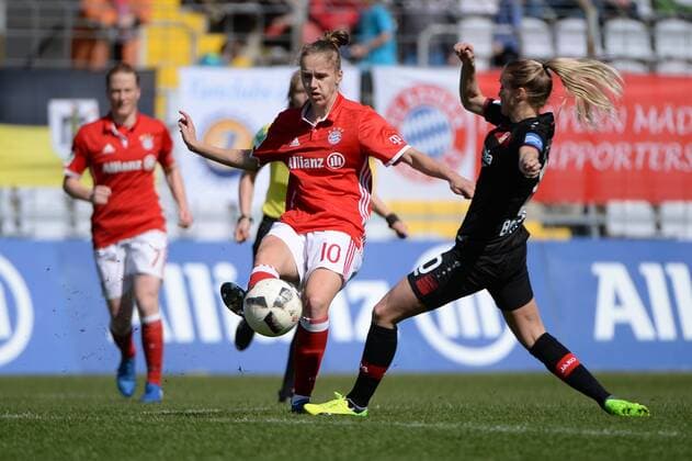 v.li.: Vivianne Miedema (FC Bayern München, FCB, 10) Turid Knaak (Leverkusen, 10) im Zweikampf, Duell, duel, tackle, Dynamik, Action, Aktion, Fussball,Allianz Frauen-Bundesliga, FC Bayern München - Bayer 04 Leverkusen, xslx