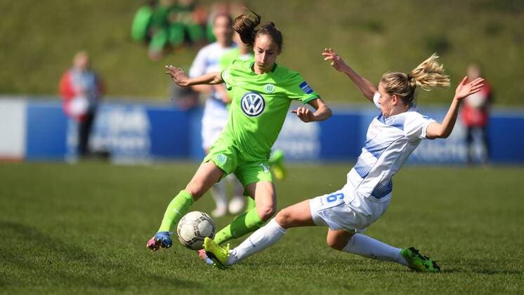 Zweikampf Tessa Wullaert (VFL Wolfsburg) (10) Sandra Betschart (MSV Duisburg) (16), Fussball, Allianz Frauen-Bundesliga, MSV Duisburg - VFL Wolfsburg, xmkx