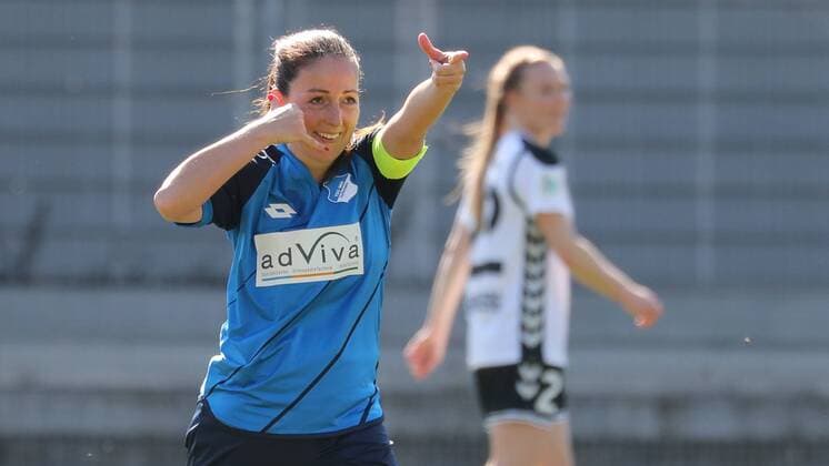 Torschützin Martina Moser (TSG, 7) jubelt über das Tor zum 1:0, Jubel, Torjubel, Torerfolg, celebrate the goal, goal, celebration, Jubel ueber das Tor, optimistisch, Action, Aktion, Fussball, Allianz Frauen-Bundesliga, TSG 1899 Hoffenheim - FF USV Jena, xozx