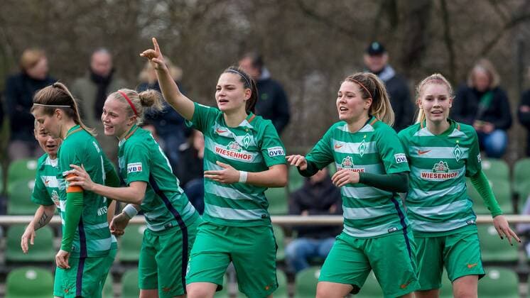 Torschützin Giovanna Hoffmann (SV Werder Bremen, 17) (Bildmitte) und ihre Mitspielerinnen beim Torjubel, Goal celebration, celebrate the goal, goal celebration,, Fussball, 2. Bundesliga Nord Frauen, SV Werder Bremen - BV Cloppenburg, xdgx