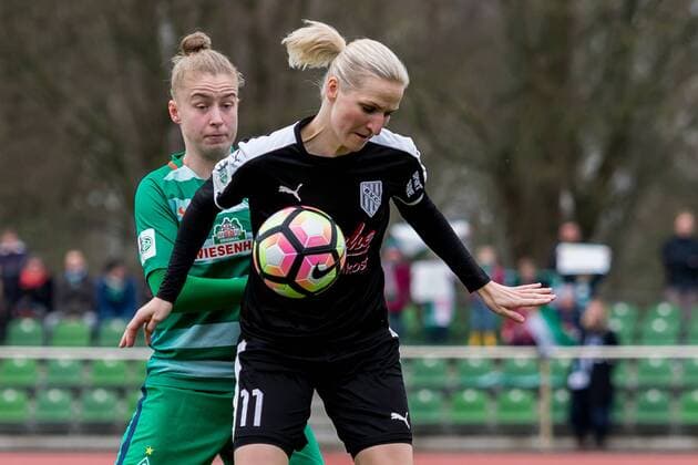 v.li.: Michelle Ulbrich (SV Werder Bremen, 5) und Agnieszka Winczo (BV Cloppenburg, 11) im Zweikampf, Duell, duel, tackle, Fussball, 2. Bundesliga Nord Frauen, SV Werder Bremen - BV Cloppenburg, xdgx