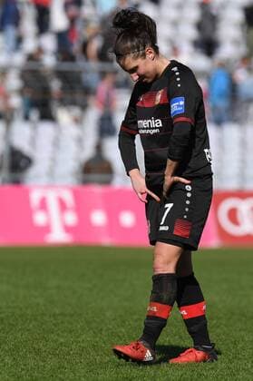 Jessica Wich (Leverkusen, 7) nach Spielende enttäuscht schauend, Enttäuschung, Frustration, disappointed, pessimistisch Freisteller, Einzelbild, Aktion, Action, Fussball,Allianz Frauen-Bundesliga, FC Bayern München - Bayer 04 Leverkusen, xslx