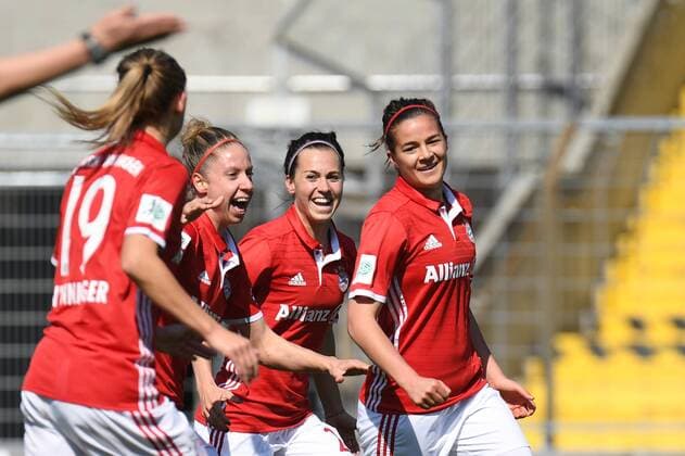 v.li.: Carina Wenninger (FC Bayern München, FCB, 19) Caroline Abbe (FC Bayern München, FCB, 5) Leonie Maier (FC Bayern München, FCB, 20) Lena Lotzen (FC Bayern München, FCB, 11) mit Torjubel, Jubel, Torjubel, Torerfolg, celebrate the goal, goal, celebration, Jubel ueber das Tor zum 1:0 durch Lena Lotzen (FC Bayern München, FCB, 11) , optimistisch, Action, Aktion, Fussball,Allianz Frauen-Bundesliga, FC Bayern München - Bayer 04 Leverkusen, xslx