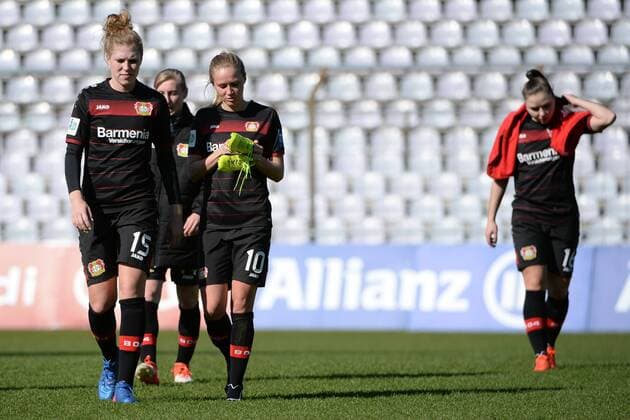 v.li.: Rebecca Knaak (Leverkusen, 15) Turid Knaak (Leverkusen, 10) Laura Widak (Leverkusen, 16) nach Spielende enttäuscht schauend, Enttäuschung, Frustration, disappointed, pessimistisch, Fussball,Allianz Frauen-Bundesliga, FC Bayern München - Bayer 04 Leverkusen, xslx