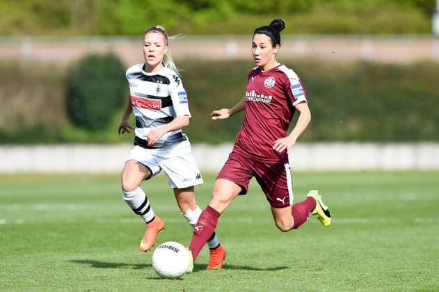 v.li.: Vanessa Wahlen (Borussia Mönchengladbach, 17), Sara Doorsoun (SGS Essen, 23), Zweikampf, Duell, duel, tackle, tackling, Dynamik, Action, Aktion,, Fussball, Allianz Frauen-Bundesliga, Borussia Mönchengladbach - SGS Essen, xmhx